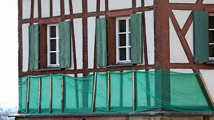 Der genaue Blick - hier vom Festungsberg aus - zeigt: Das Mauerwerk bricht aus.  Fotos: Katrin Geyer