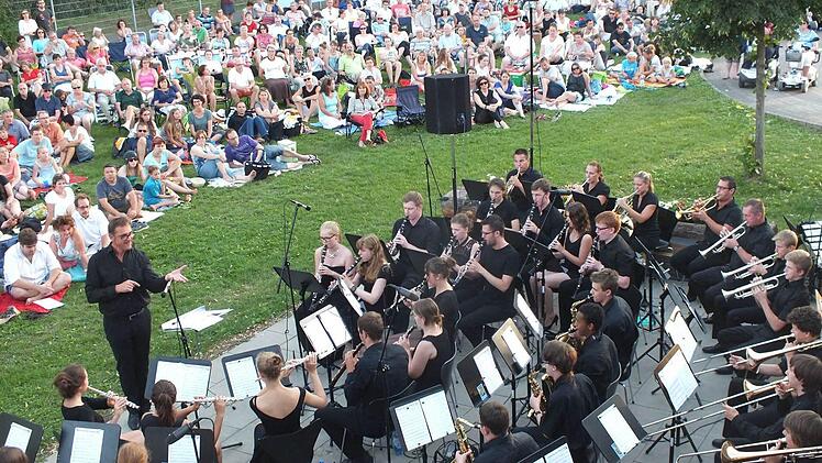 Norbert Engelmann ließ sein Orchester Stücke von Frank Sinatra, Queen und Bon Jovi spielen. Foto: Manfred Welker