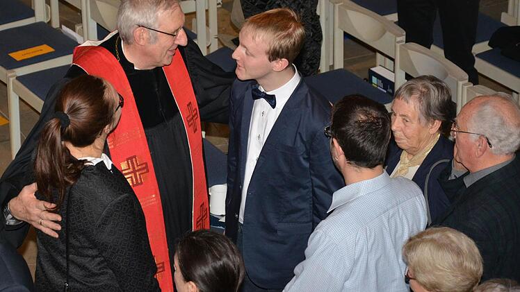 Viele haben sich persönlich von Pfarrer Pennig verabschiedet. Foto: Björn Hein