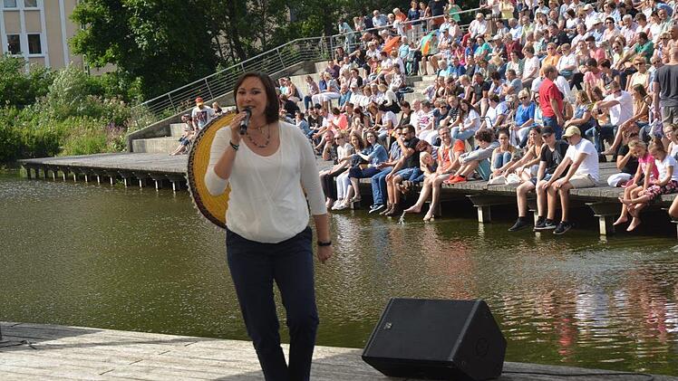 Die Gewinnerin des Alpen Grand Prix, Kristin Rempt aus Sonnefeld entzückte mit einigen Ihrer Sogs und führte charmant mit 1000 Herzen Initiator Gerhard Burkert- Mazur durchs Programm54, 552) 22)3) 404)