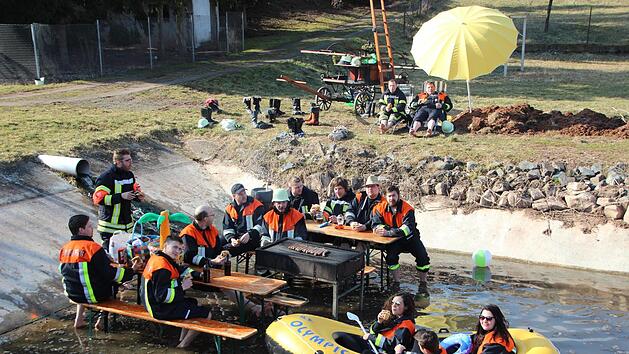Die Warnung "Warmwasser im Schwimmbassin gilt fei net!" durfte bei der  Nominierung zur "Challenge" nicht fehlen: Die Bramberger Feuerwehr bei ihrer Grillparty im soeben erst aufgetauten FeuerlöschteichEckehard Kiesewetter