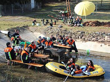 Die Warnung "Warmwasser im Schwimmbassin gilt fei net!" durfte bei der  Nominierung zur "Challenge" nicht fehlen: Die Bramberger Feuerwehr bei ihrer Grillparty im soeben erst aufgetauten FeuerlöschteichEckehard Kiesewetter
