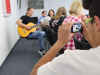 Einen lustigen und spannenden Nachmittag erlebten Kulmbacher Schüler bei unserer Klartext-Promi-Pressekonferenz mit dem Komiker Stefan Eichner. Foto: Barbara Herbst