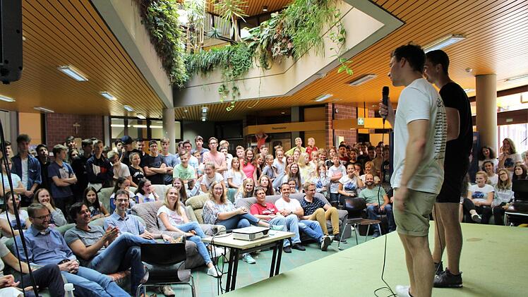 Die Abiturienten begrüßen die Schüler und Lehrer zu den diesjährigen Spielen beim Abistreich. Julia Raab