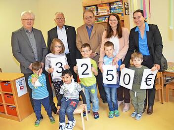 Große Freude bei der "Sterntaler-Gruppe" und der Lebenshilfe über die Spende. Hinten von links Wolfgang Schmidt-Palm (Geschäftsführer Lebenshilfe), Bernhard Zipfel (Vorsitzender Sängergruppe), Jürgen H. Ultsch (Geschäftsführer Sängergruppe), Marina Kremer (Leiterin Heilpädagogischer Kindergarten), Ulrike von Prince (Vorsitzende Verein Lebenshilfe)  Foto: K.-H. Hofmann