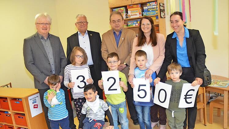 Große Freude bei der "Sterntaler-Gruppe" und der Lebenshilfe über die Spende. Hinten von links Wolfgang Schmidt-Palm (Geschäftsführer Lebenshilfe), Bernhard Zipfel (Vorsitzender Sängergruppe), Jürgen H. Ultsch (Geschäftsführer Sängergruppe), Marina Kremer (Leiterin Heilpädagogischer Kindergarten), Ulrike von Prince (Vorsitzende Verein Lebenshilfe)  Foto: K.-H. Hofmann