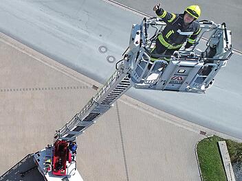Luftiger Arbeitsplatz: Bis auf 32 Meter lässt sich die Drehleiter ausfahren. Sie kann vom Maschinisten, aber auch vom Korb aus bedient werden. Hier ist der Stadsteinacher Feuerwehr-Vorsitzende Jörg Geyer in luftiger Höhe in Aktion.