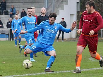 Unser Bild zeigt Steffen Schmidt (am Ball) und seinen Bruder Christoph (Nr. 10) im Landesliga-Spiel des SV Euerbach/Kützberg gegen Ebersdorf. Für den FC Fuchsstadt wären die Zwillinge aus Hammelburg eine willkommene Verstärkung. Foto: Steffen Krapf