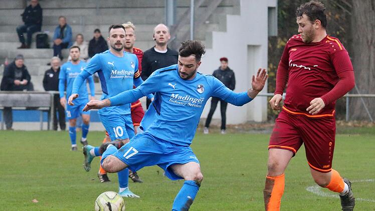 Unser Bild zeigt Steffen Schmidt (am Ball) und seinen Bruder Christoph (Nr. 10) im Landesliga-Spiel des SV Euerbach/Kützberg gegen Ebersdorf. Für den FC Fuchsstadt wären die Zwillinge aus Hammelburg eine willkommene Verstärkung. Foto: Steffen Krapf