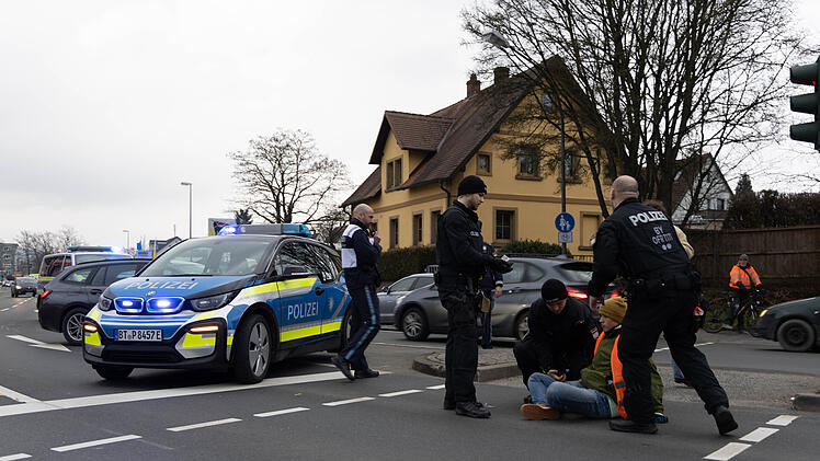 Bayreuth: "Letzte Generation" demonstriert im Stadtgebiet - Klima-Aktivisten kleben sich auf Stra&szlig;e fest