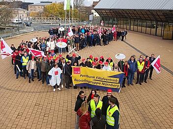 Fürth: Postbank-Beschäftigte protestieren gegen Filialschließung - "rücksichtloser Umgang"