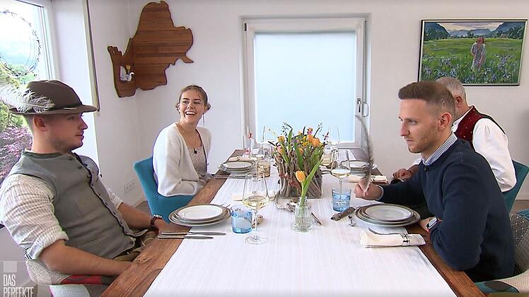 Fabians Hut ziert eine prächtige Feder - sie stammt von Pias Nandus.