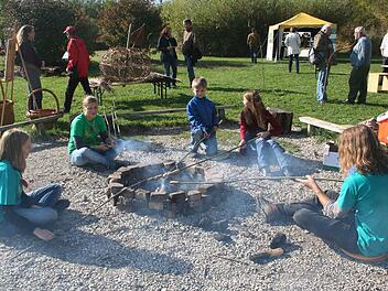 Jung und Alt sollen in der Lias-Grube gemeinsam die Natur erleben und etwas über die Umwelt lernen. Foto: Mathias Erlwein