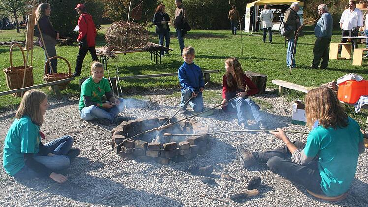 Jung und Alt sollen in der Lias-Grube gemeinsam die Natur erleben und etwas über die Umwelt lernen. Foto: Mathias Erlwein