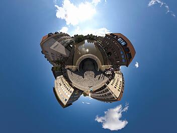 Die Fleischbrücke in Nürnberg als "Little Planet" Fotos: PanoramaFotografie by websites.and-more.com/Uwe Seidel