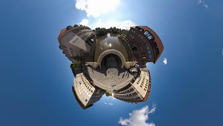 Die Fleischbrücke in Nürnberg als "Little Planet" Fotos: PanoramaFotografie by websites.and-more.com/Uwe Seidel