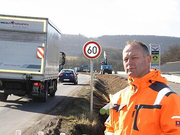 "Wir versuchen, die Verkehrsbehinderungen so gering wie möglich zu halten", verspricht Polier Michael Baumbach, der für die Erneuerung der Würzburger Straße zuständig ist. Foto: Ralf Ruppert