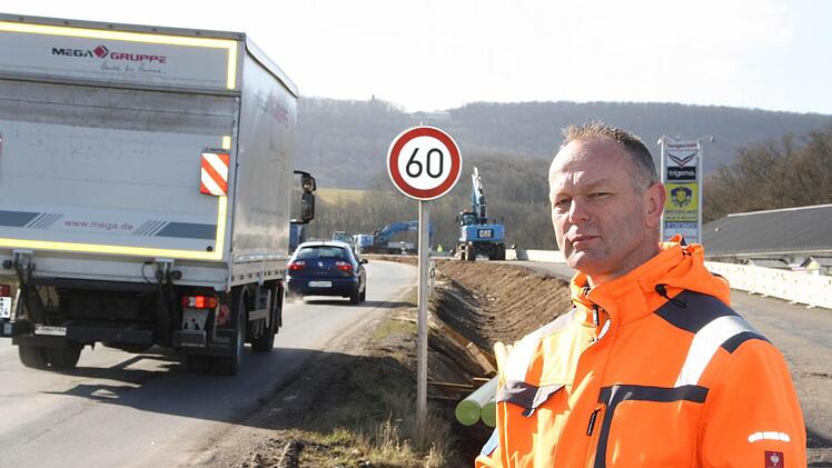 "Wir versuchen, die Verkehrsbehinderungen so gering wie möglich zu halten", verspricht Polier Michael Baumbach, der für die Erneuerung der Würzburger Straße zuständig ist. Foto: Ralf Ruppert