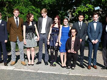 Lehrer und Abiturienten der Rudolf-Steiner-Schule freuen sich über das Erreichte. Foto: Lothar Weidner