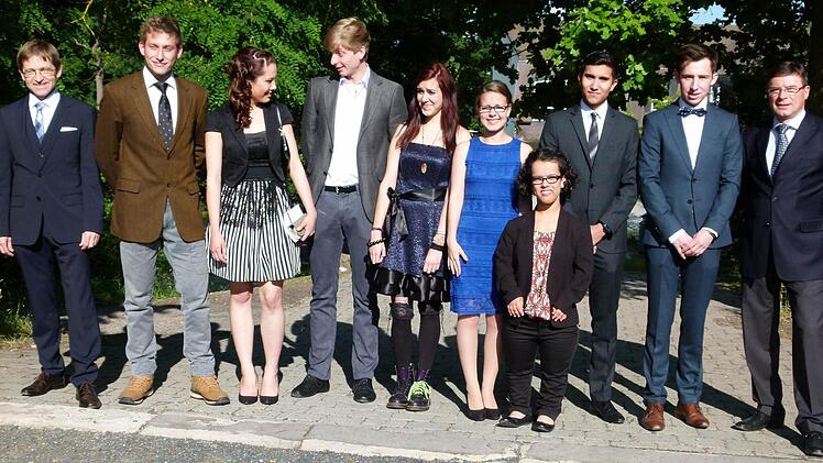 Lehrer und Abiturienten der Rudolf-Steiner-Schule freuen sich über das Erreichte. Foto: Lothar Weidner