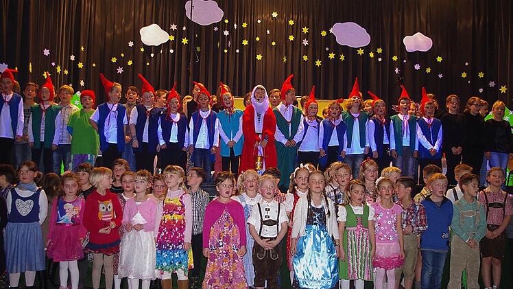 Die Feier schloss mit dem gemeinsamen Lied aller Schulkinder "Tanzen die Laternen". Foto: Heike Schülein