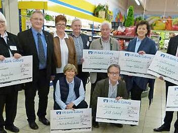 Die Spendenempfänger zusammen mit Günther und Doris Brehm (Dritter und Vierte v. l.) Foto: Lothar Weidner
