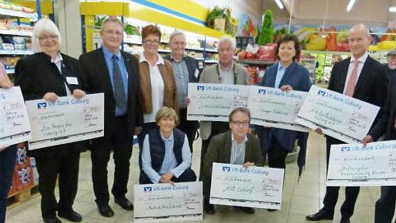 Die Spendenempfänger zusammen mit Günther und Doris Brehm (Dritter und Vierte v. l.) Foto: Lothar Weidner