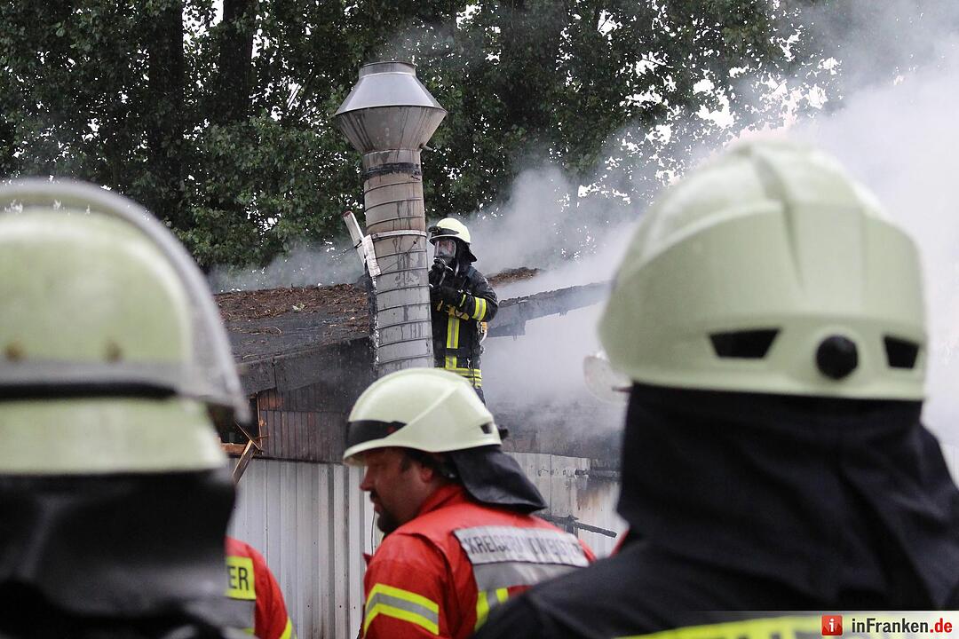 Lagerhalle in Hersbruck vollstaendig ausgebrannt