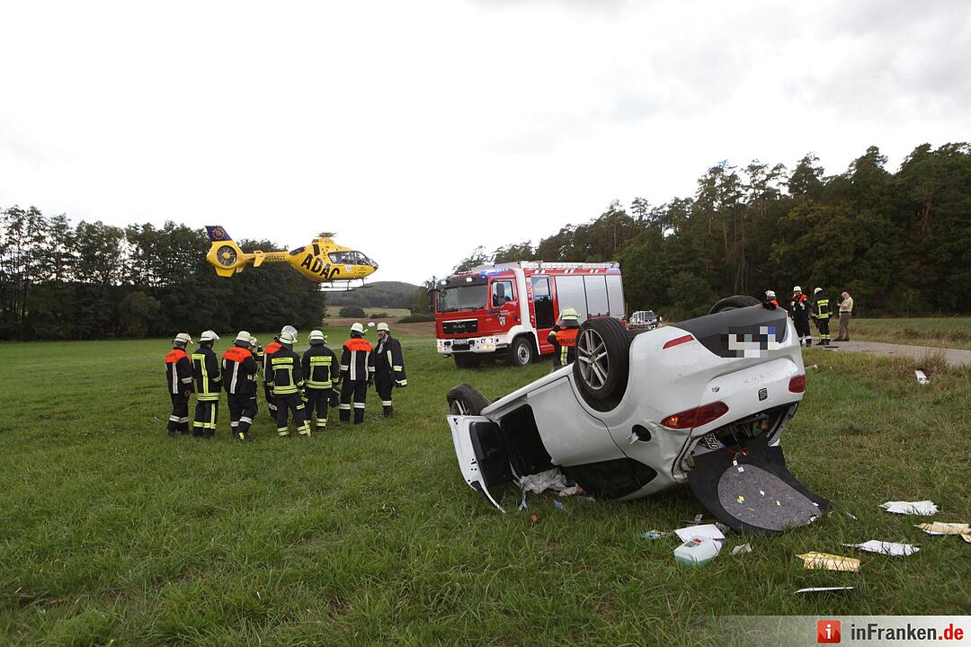 Pkw landet bei Kemmathen auf dem Dach