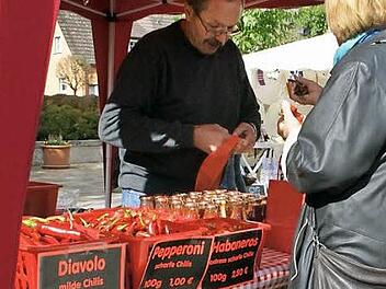 Der Chili-Anbau ist das Hobby von Philipp Feuerlein aus Walsdorf. Das Ergebnis seines Hobbys stieß beim Bauernmarkt in Koppenwind auf reges Interesse. Fotos: Sabine Weinbeer