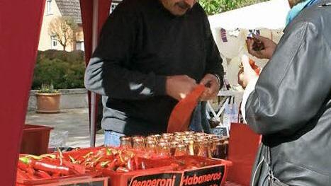 Der Chili-Anbau ist das Hobby von Philipp Feuerlein aus Walsdorf. Das Ergebnis seines Hobbys stieß beim Bauernmarkt in Koppenwind auf reges Interesse. Fotos: Sabine Weinbeer
