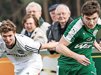 Claudio Bargenda (r.) und der TSV Neudrossenfeld treffen in der kommenden Saison der Landesliga Nordost auf zahlreiche Klubs aus Oberfranken wie die SpVgg Bayreuth II, den FC Lichtenfels, den VfL Frohnlach, den SV Memmelsdorf und die SpVgg Selbitz. Foto: Alexander Muck