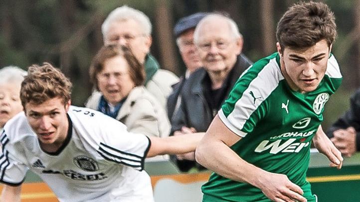 Claudio Bargenda (r.) und der TSV Neudrossenfeld treffen in der kommenden Saison der Landesliga Nordost auf zahlreiche Klubs aus Oberfranken wie die SpVgg Bayreuth II, den FC Lichtenfels, den VfL Frohnlach, den SV Memmelsdorf und die SpVgg Selbitz. Foto: Alexander Muck