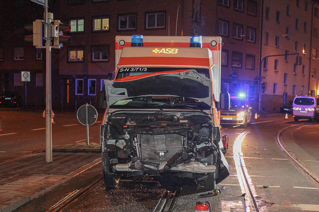 Nürnberg: Rettungswagen kollidiert bei Einsatzfahrt mit Auto – zwei Verletzte