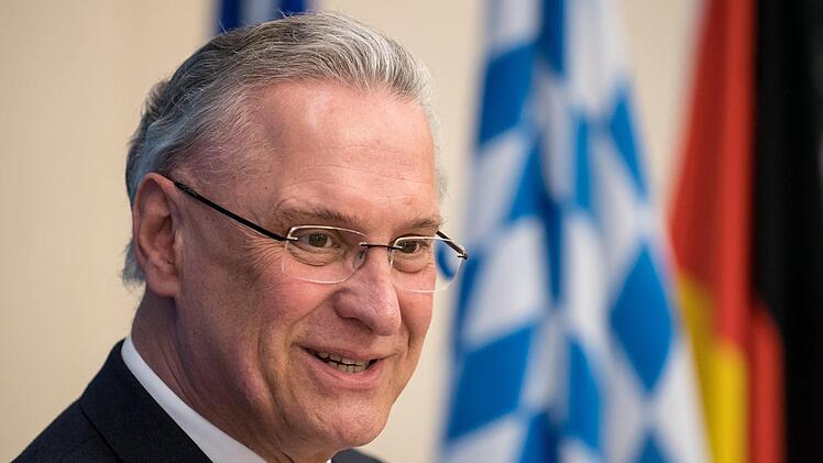 Joachim Herrmann will eine Obergrenze von 1500 Flüchtlingen für das AEO in Bamberg einhalten - konkrete Zusagen machte er allerdings nicht. Foto: Sven Hoppe/dpa