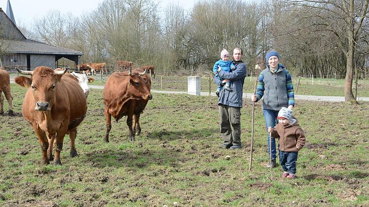 Glückliche Kühe verbringen ihre Tage auf der Weide. Den Landwirten Christian und Teresa Jundt, im Bild mit ihren Kindern Matilda und Fridolin, ist es wichtig, dass ihre Tiere ein gutes Leben haben. Foto: Dagmar Besand