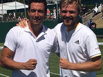 Große Freude nach dem Sieg in der zweiten Wimbledon-Qualifikationsrunde bei Kevin Krawietz (r.) und Andreas Mies.  Foto: privat