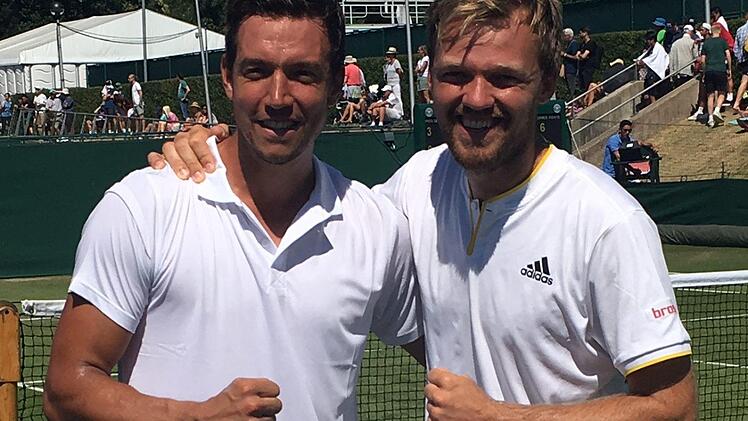 Große Freude nach dem Sieg in der zweiten Wimbledon-Qualifikationsrunde bei Kevin Krawietz (r.) und Andreas Mies.  Foto: privat