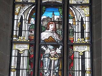 Auf einem Fensterbild im Chorraum der Marienkirche in Königsberg ist Herzog Wilhelm von Sachsen-Weimar zu sehen.  Fotos: Gerold Snater