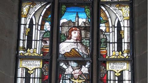 Auf einem Fensterbild im Chorraum der Marienkirche in Königsberg ist Herzog Wilhelm von Sachsen-Weimar zu sehen.  Fotos: Gerold Snater