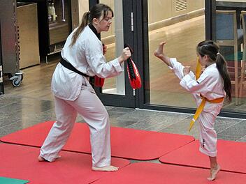 Großes Interesse gab es auch für den Taekwondo-Verein Rhön-Grabfeld e.V. Präventions- und Gesundheitstag am Rhön-Klinikum Campus Bad Neustadt. Die Mitglieder zeigten, was sie gelernt haben. Hanns Friedrich