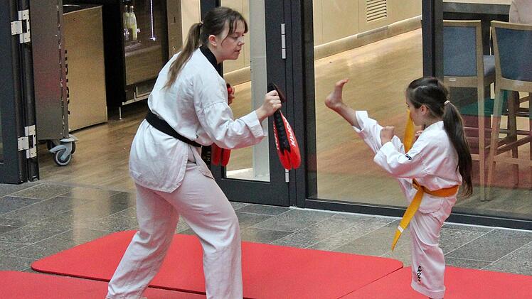 Großes Interesse gab es auch für den Taekwondo-Verein Rhön-Grabfeld e.V. Präventions- und Gesundheitstag am Rhön-Klinikum Campus Bad Neustadt. Die Mitglieder zeigten, was sie gelernt haben. Hanns Friedrich