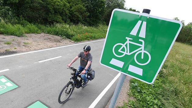 Was bedeutet das grüne Schild mit dem weißen Fahrrad? Viele Verkehrsteilnehmer wissen das noch nicht.