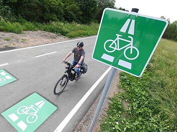 Was bedeutet das grüne Schild mit dem weißen Fahrrad? Viele Verkehrsteilnehmer wissen das noch nicht.