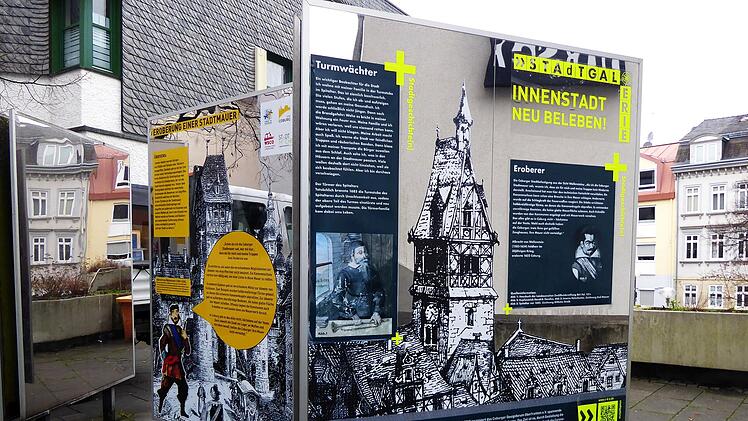 Die Spiegel- und Geschichtsinstallation an der Mauer