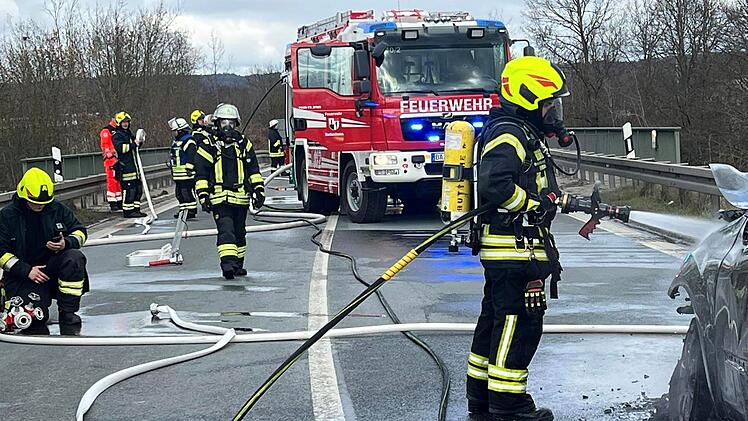 A73 bei Buttenheim: Feuerwehr muss brennendes Auto auf löschen