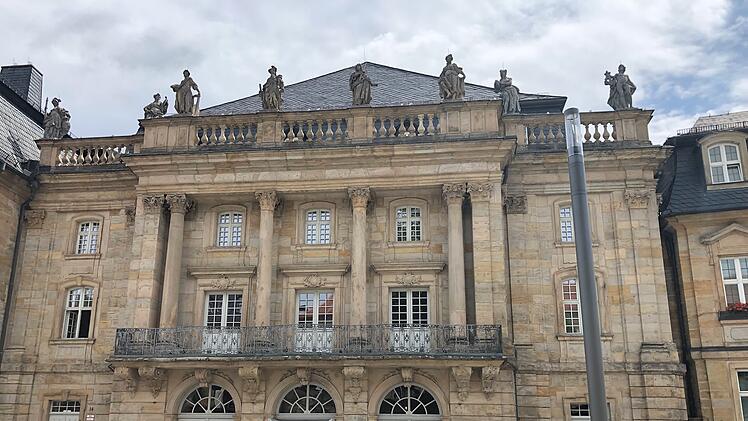 Die Fassade des Opernhauses Bayreuth wurde erst zwei Jahre nach der Eröffnung fertig.