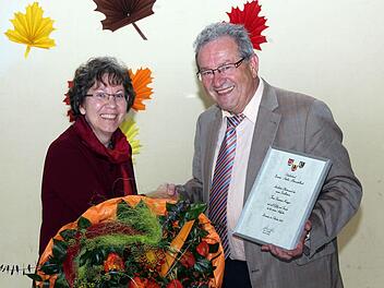Schulverbandsvorsitzenden Franz Schmidtlein gratuliert Susanne Krieger zu ihrem Karriereschritt.Foto: fra-press