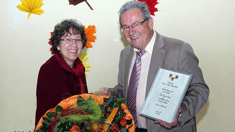 Schulverbandsvorsitzenden Franz Schmidtlein gratuliert Susanne Krieger zu ihrem Karriereschritt.Foto: fra-press