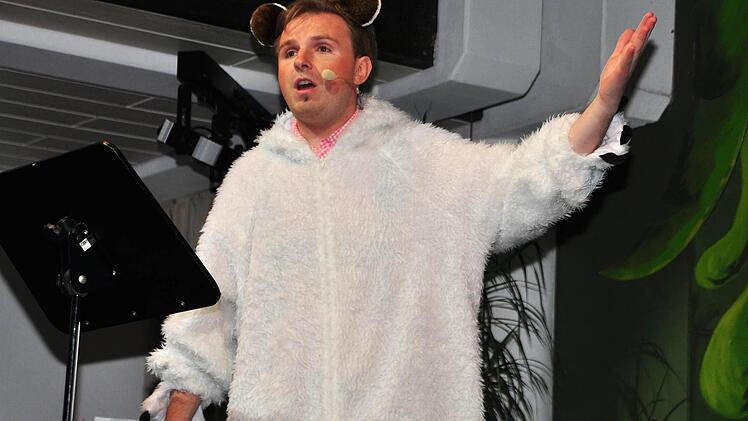 Mit dem "Hasenbär" ging es atemlos durch die Nacht. Denn Sebastian Sahlender, Vizepräsident der "Elf weisen Hasen" ließ mit Videoeinspielungen, gedreht von Philipp Heller, das letzte Jahr humorvoll Revue passieren.